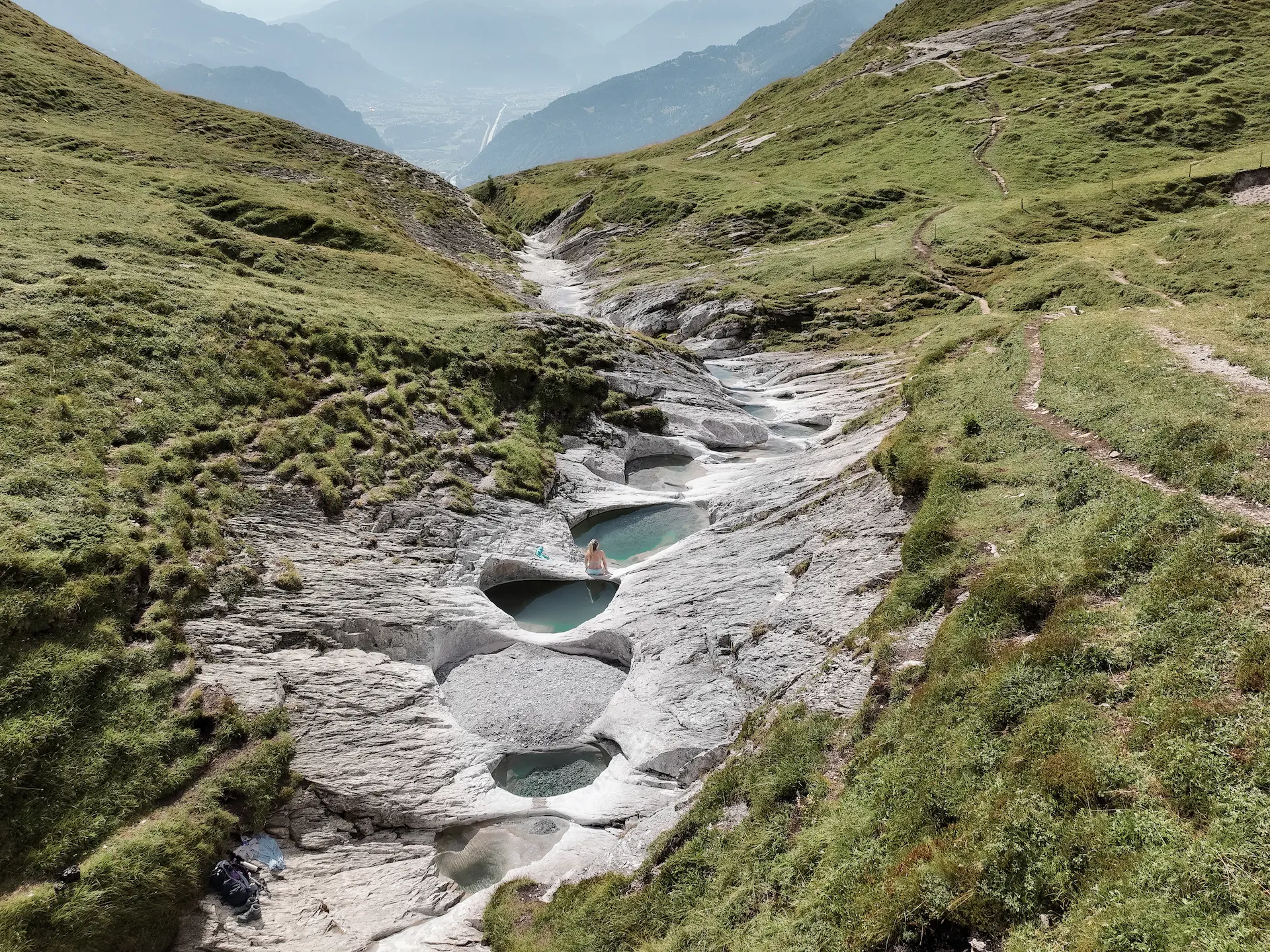 Gletschermühlen Alp Mora – türkisfarbene Wasserpools bei der Alpinwanderung ab der Ringelspitzhütte SAC in Graubünden